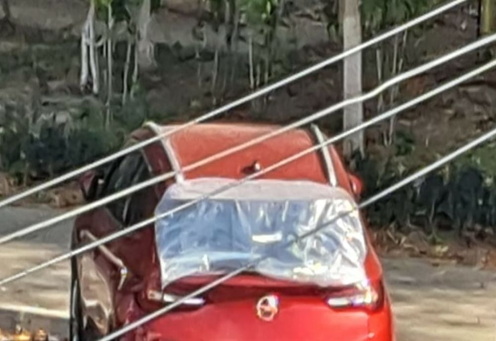 Lunetă spartă la o mașină parcată de un bărbat sub influența alcoolului