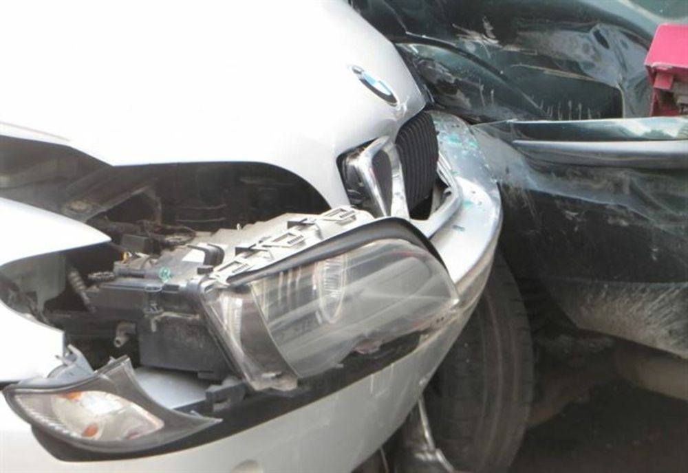 Băut și fără permis, a comis un accident și a fugit de la locul faptei