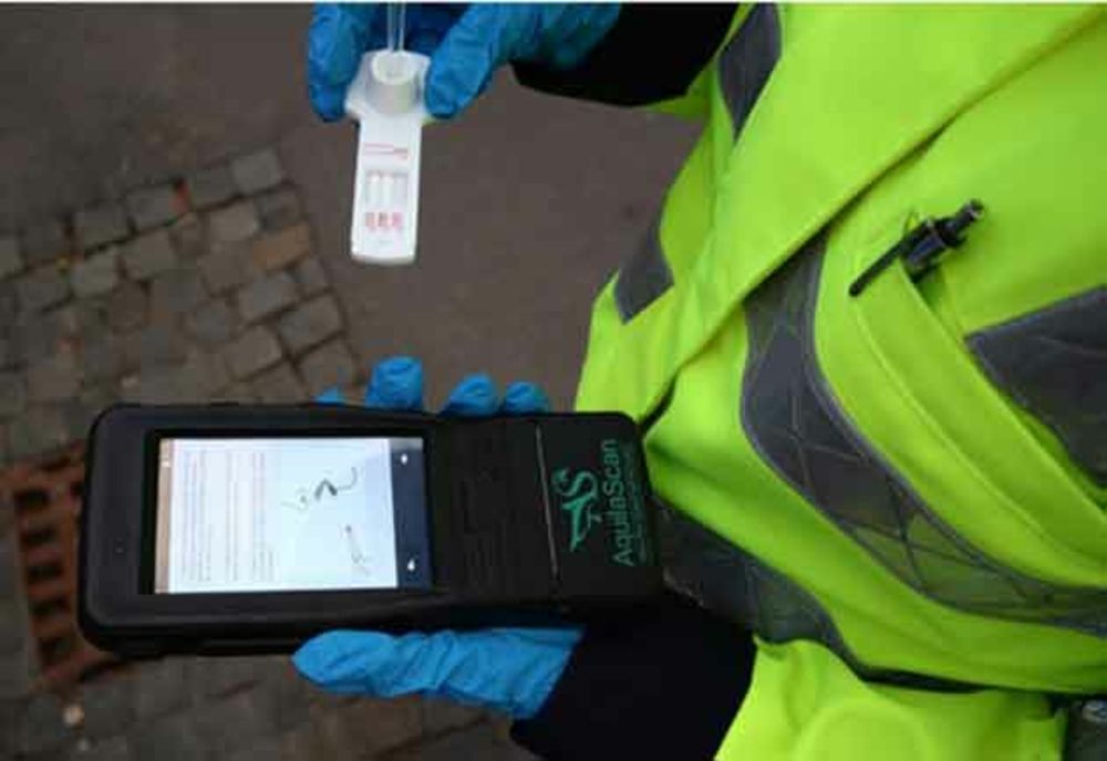 Doi bărbați găsiți într-o mașină parcată în stare inconștientă. Cel aflat pe locul șoferului a fost testat cu aparatul drugtest, rezultatul indicând consumul de substanțe psihoactive