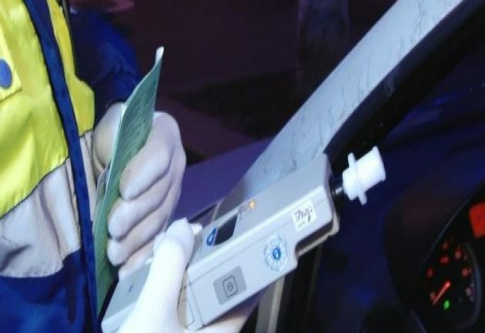 Depistat băut la volanul unei autoutilitare care avea înmatricularea expirată