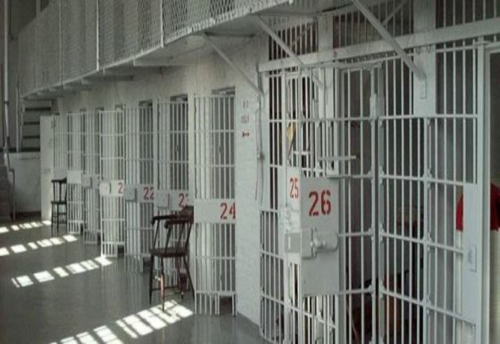 Tânăr din comuna Viziru, ridicat de polițiști și trimis la închisoare pentru  comiterea infracțiunii de distrugere