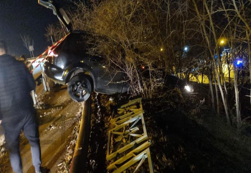 Un brăilean de 25 de ani a fost la un pas de a se prăbuși cu mașina, pe Faleza Superioară a Dunării din municipiul Galați