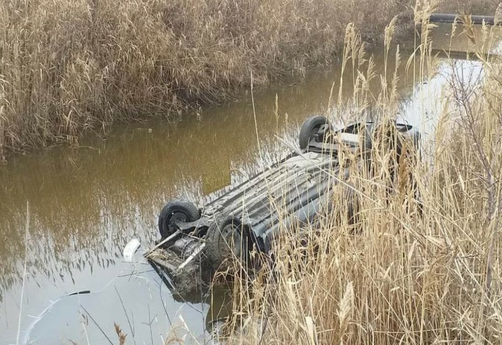 Accident pe DJ 221B, la ieșirea din Brăila spre Baldovinești. O mașină a derapat și a ajuns într-un canal de irigații