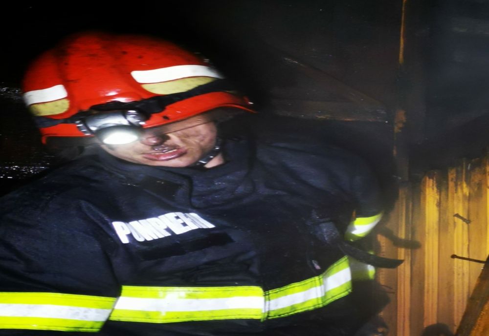 Bărbat decedat după ce a încercat să aprindă focul în sobă cu materiale combustibile