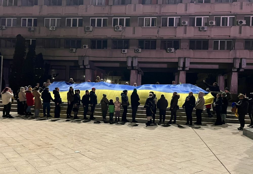 La un an de la începutul invaziei Rusiei în Ucraina, zeci de refugiați ucraineni și-au comemorat victimele războiului pe Platoul din Piața Independenței din Brăila