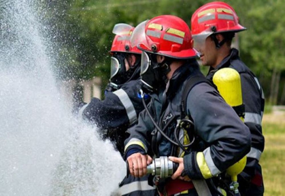 O casă de pe strada Mărului a luat foc de la o candelă lăsată nesupravegheată