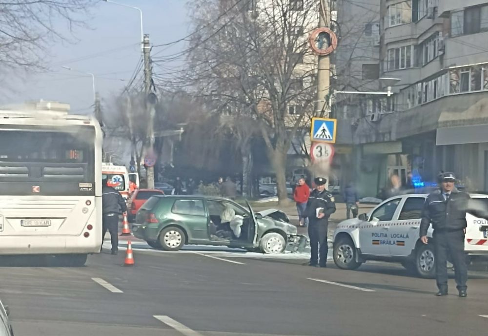 Un tânăr de 19 ani a pierdut controlul volanului și a intrat în stâlpul pentru semaforul pietonal
