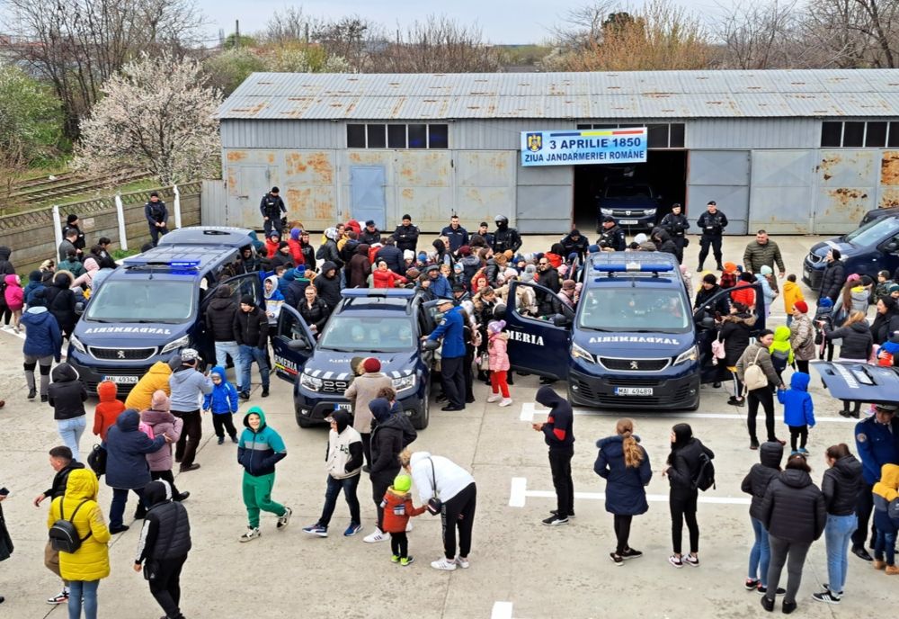 Sute de copii, preșcolari, elevi și liceeni, însoțiți de cadre didactice și părinți, au ținut să fie prezenți al Ziua Porților deschise la IJJ Brăila