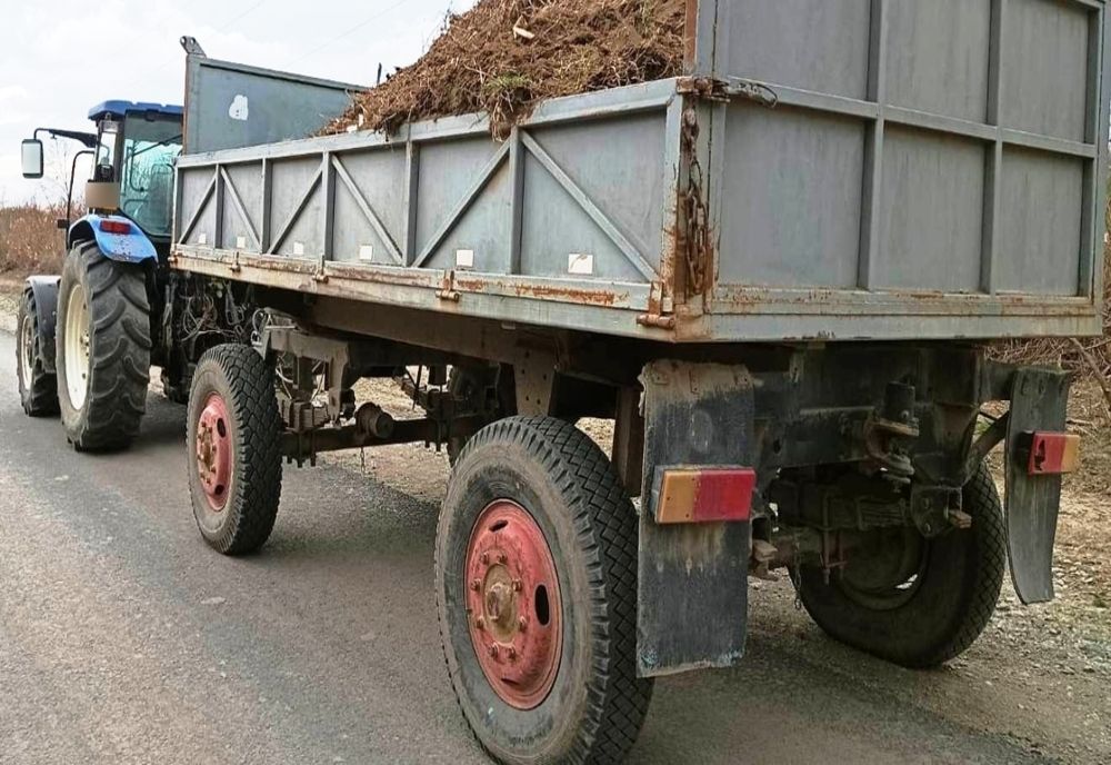 Un bărbat fără permis de conducere depistat de polițiștii de frontieră când conducea un tractor și o remorcă ce nu avea aplicate plăcuțe cu număr de înmatriculare