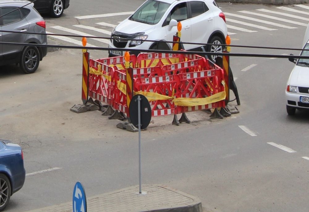 A văzut târziu semnalizarea unei lucrări și a pierdut controlul volanului în sensul giratoriu