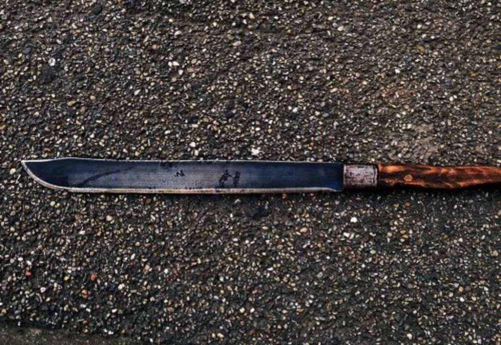 Arme albe asupra unor tineri aflați în zona unui bloc din cartierul Radu Negru