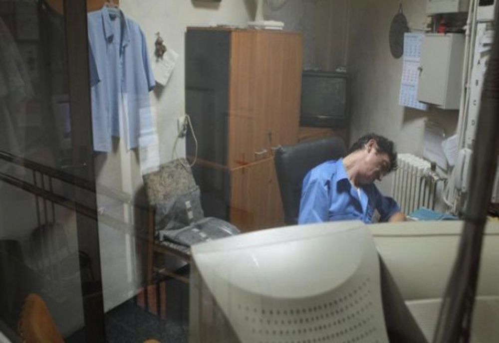 Un paznic surprins băut în timpul serviciului, iar alți doi surprinși dormind în post