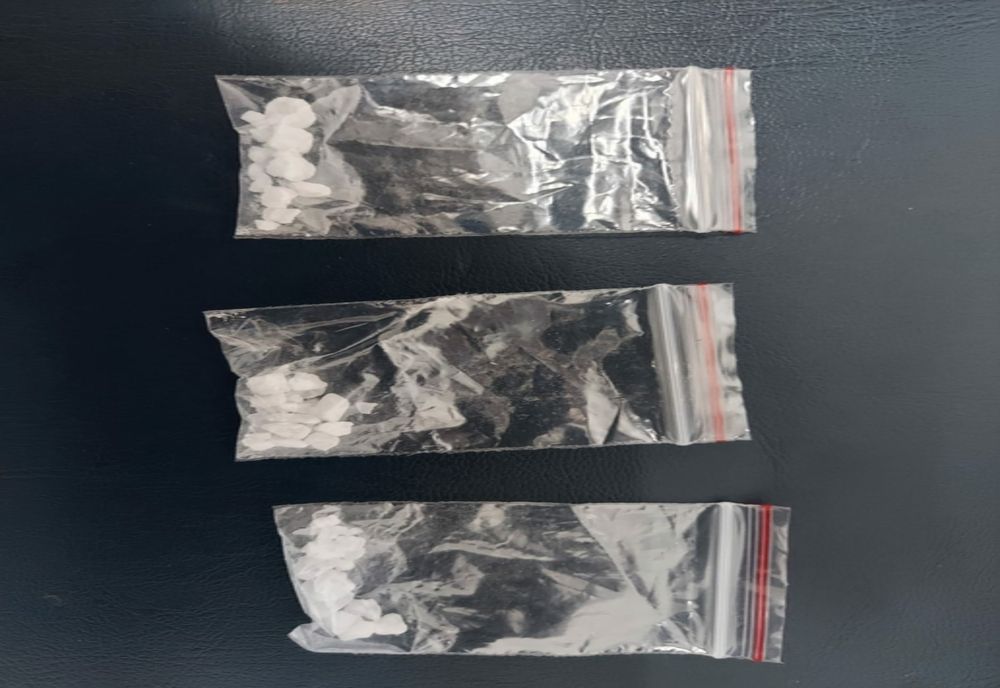 Un brăilean prins de jandarmi cu 3 pliculețe, conținând substanțe posibil interzise, în buzunarul hainei