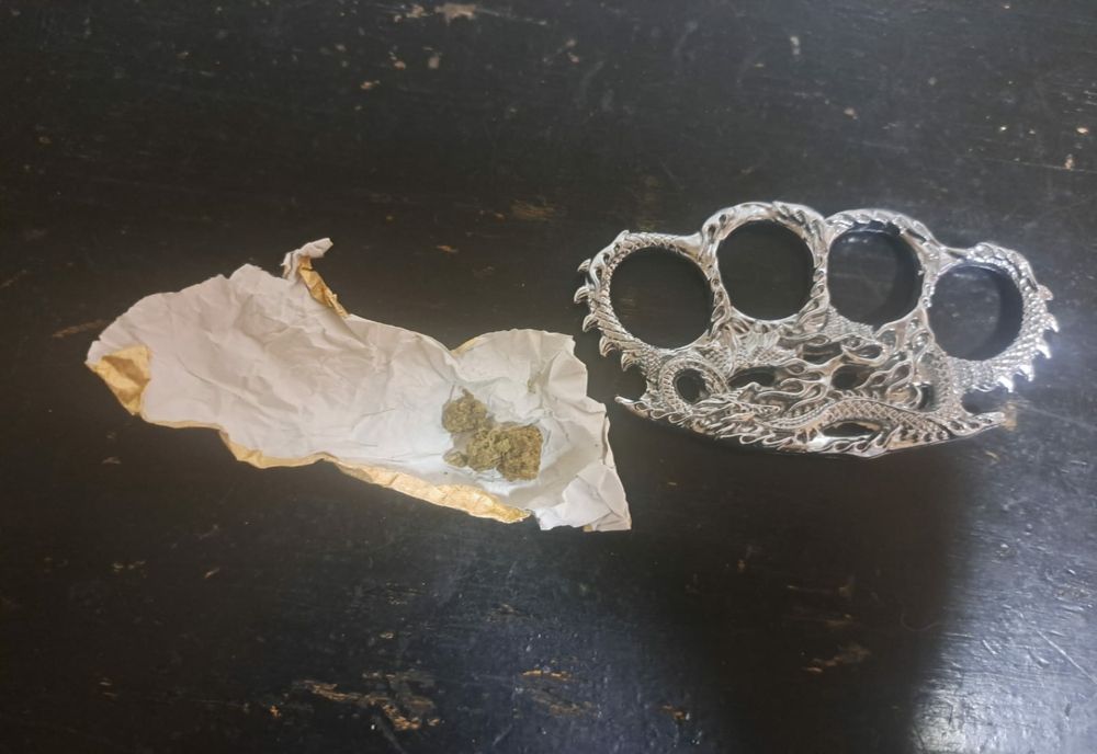 Tineri brăileni depistați de jandarmi având asupra lor obiecte interzise la deținere