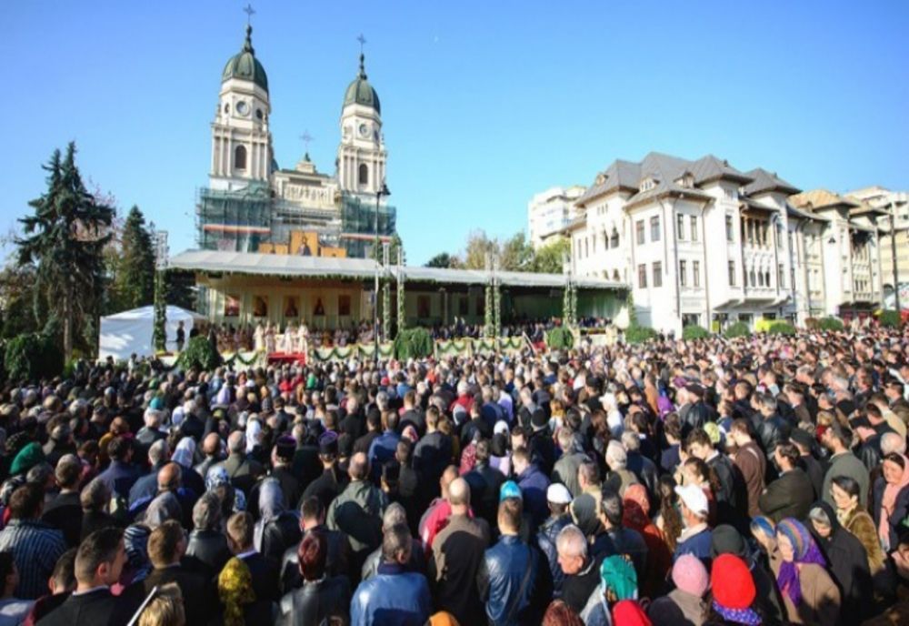 TRADIȚII ȘI OBICEIURI DE SFÂNTA PARASCHEVA: ZIUA ÎN CARE CREDINȚA UNEȘTE MII DE OAMENI LA IAȘI