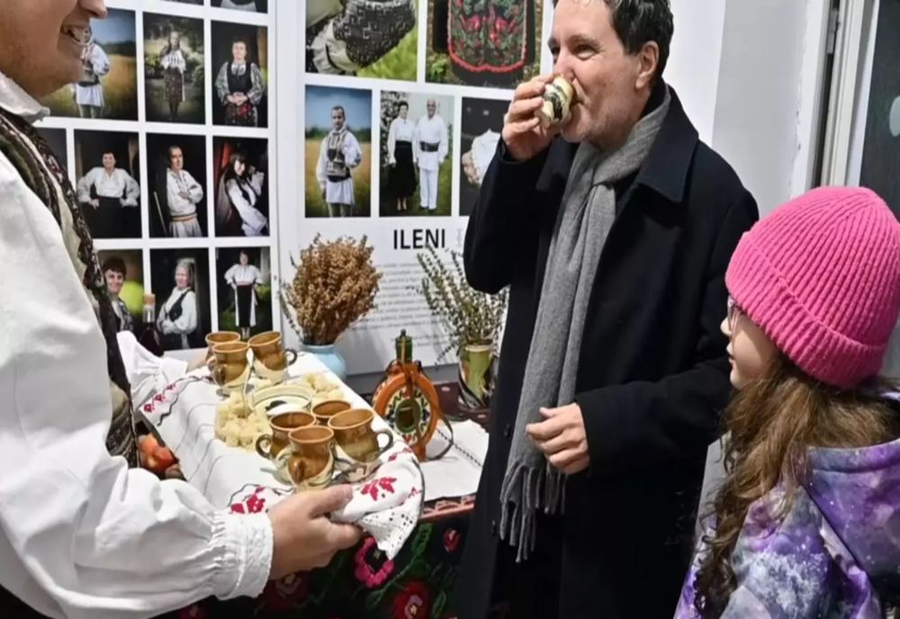 Nicușor Dan, întoarcere în satul natal de Crăciun. Președintele, întâmpinat cu colinde la Ileni. Video