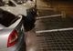 Furtuna a dărâmat un gard provizoriu peste mașinile parcate în zonă