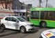 După ce a acroșat o autoutilitară și a intrat cu mașina într-un stâlp, s-a refugiat într-un autobuz