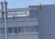 O persoană s-a urcat pe hotel și amenință că se aruncă în gol