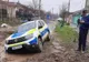 Mașină a poliției rămasă împotmolită în noroi pe o stradă din Brăila