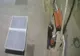 Video: Bărbat surprins de camerele de supraveghere furând componente metalice de la coșurile de gunoi