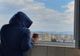 O profesoară din Brăila susține că un ”așa zis polițist” a sunat-o cu număr ascuns să îi ceară ca fiica ei să iasă pe balcon să confirme că respectă izolarea la domiciliu