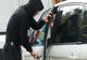 Un tânăr de 22 de ani este cercetat pentru mai multe furturi din autoturisme