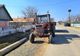 Conducea un tractor cu remorcă fără numere de înmatriculare